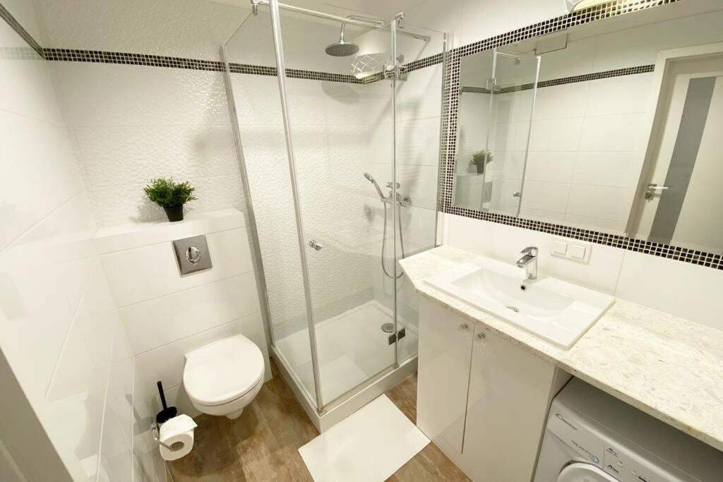 Exclusive 2Br! Apartment Near City Center +Netflix Warschau Exterior foto